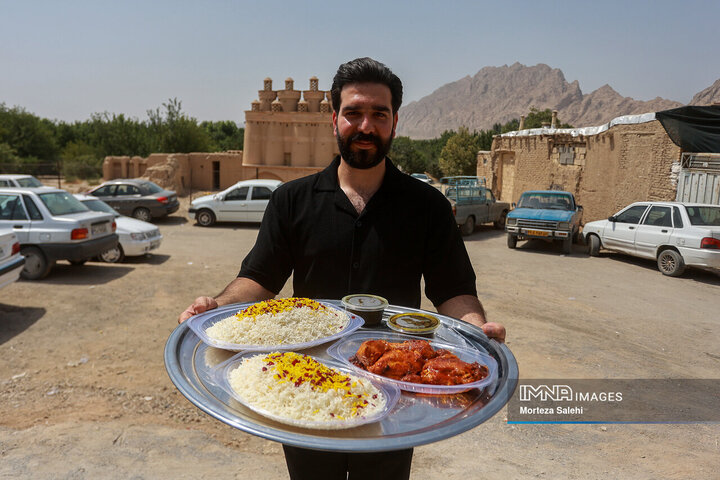 آیین سنتی عزاداری و توزیع نذری روز عاشورا در روستای لنج
