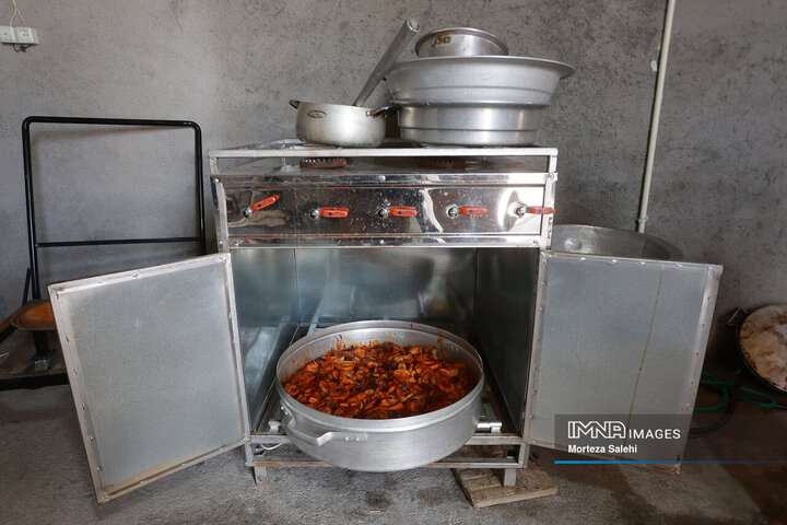 آیین سنتی عزاداری و توزیع نذری روز عاشورا در روستای لنج