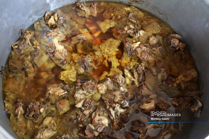 آیین سنتی عزاداری و توزیع نذری روز عاشورا در روستای لنج