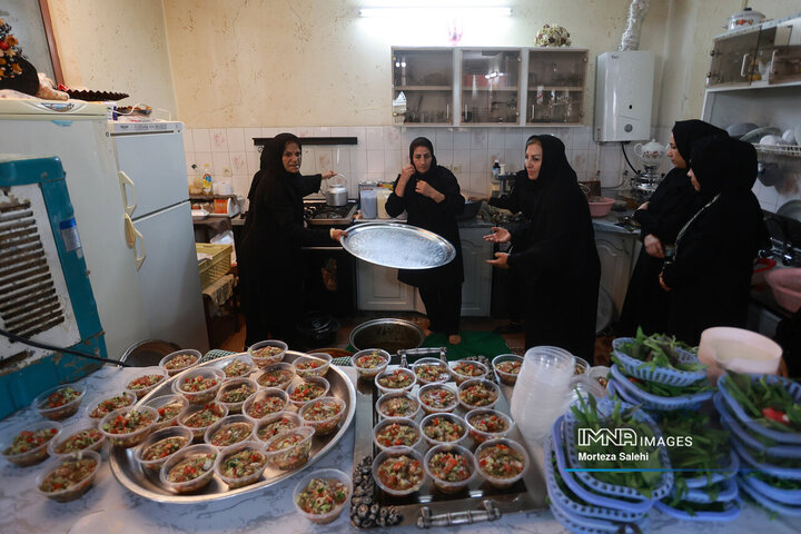 آیین سنتی عزاداری و توزیع نذری روز عاشورا در روستای لنج