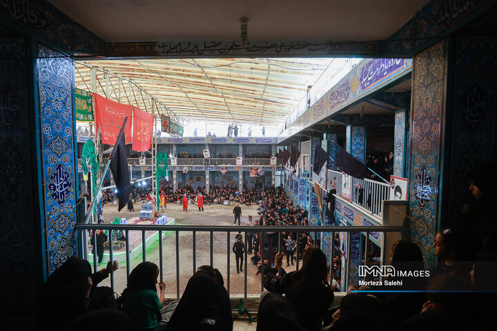 آیین سنتی عزاداری و توزیع نذری روز عاشورا در روستای لنج