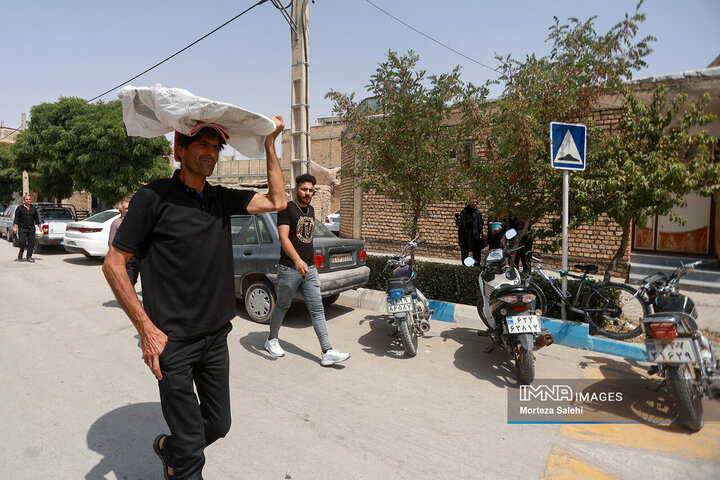 آیین سنتی عزاداری و توزیع نذری روز عاشورا در روستای لنج