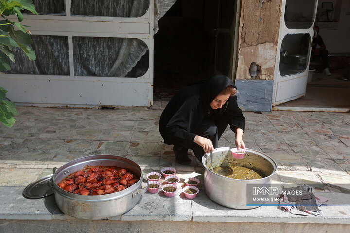 آیین سنتی عزاداری و توزیع نذری روز عاشورا در روستای لنج
