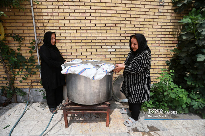 آیین سنتی عزاداری و توزیع نذری روز عاشورا در روستای لنج