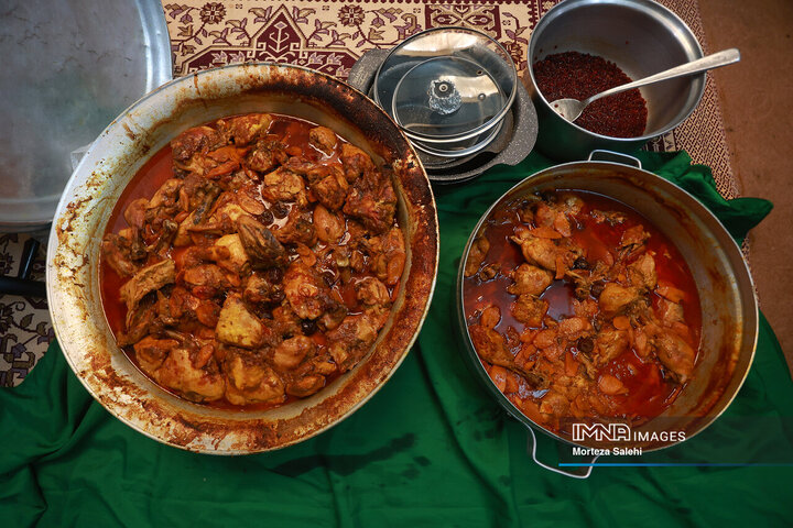 آیین سنتی عزاداری و توزیع نذری روز عاشورا در روستای لنج