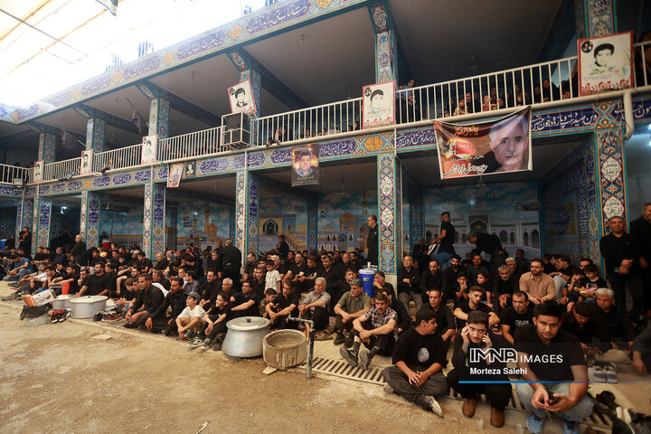 آیین سنتی عزاداری و توزیع نذری روز عاشورا در روستای لنج