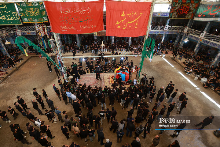 آیین سنتی عزاداری و توزیع نذری روز عاشورا در روستای لنج