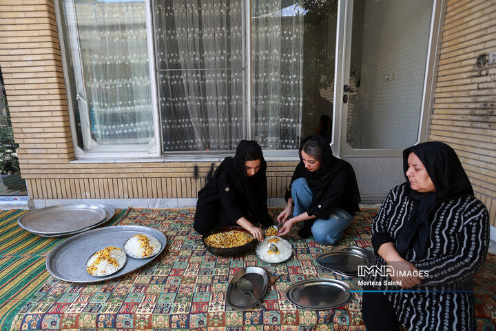 آیین سنتی عزاداری و توزیع نذری روز عاشورا در روستای لنج