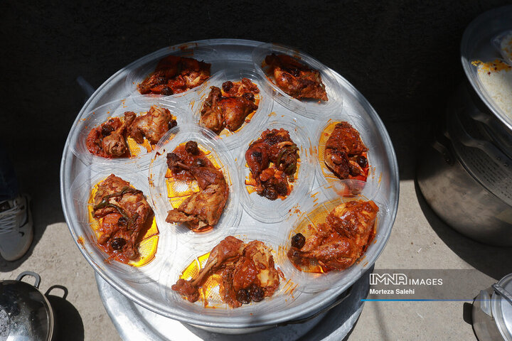 آیین سنتی عزاداری و توزیع نذری روز عاشورا در روستای لنج