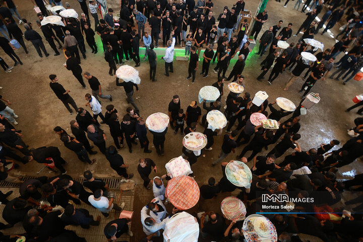 آیین سنتی عزاداری و توزیع نذری روز عاشورا در روستای لنج