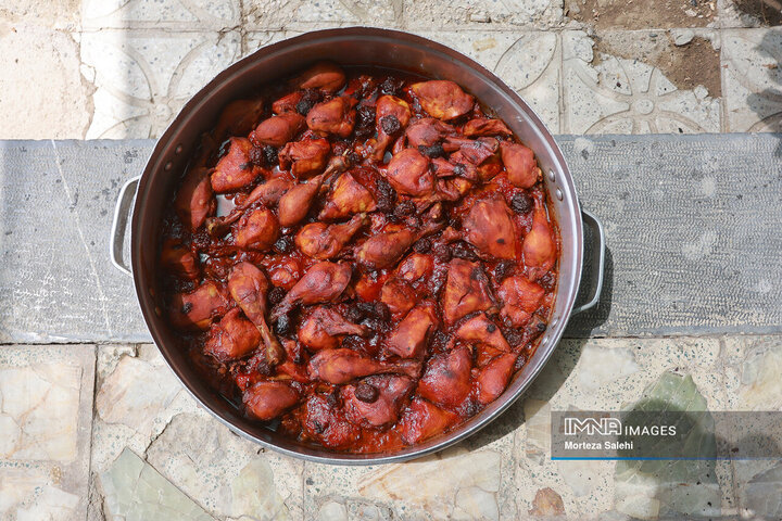 آیین سنتی عزاداری و توزیع نذری روز عاشورا در روستای لنج