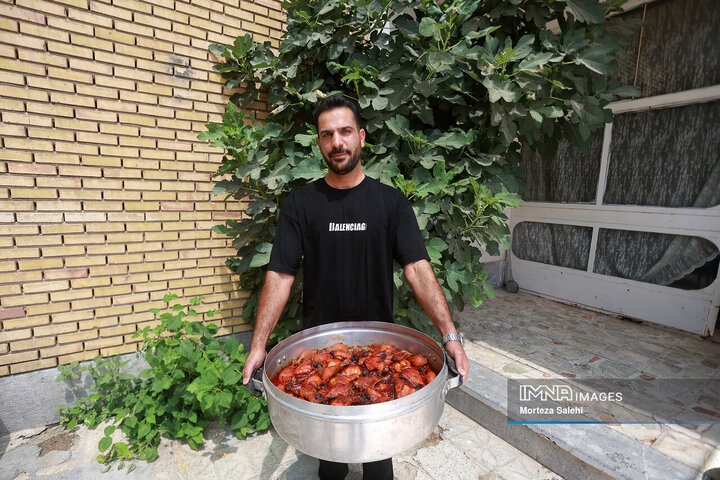 آیین سنتی عزاداری و توزیع نذری روز عاشورا در روستای لنج