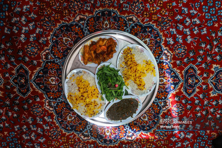 آیین سنتی عزاداری و توزیع نذری روز عاشورا در روستای لنج