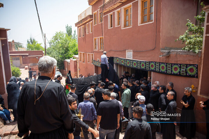 آیین نخل گردانی روز عاشورا در روستای تاریخی ابیانه