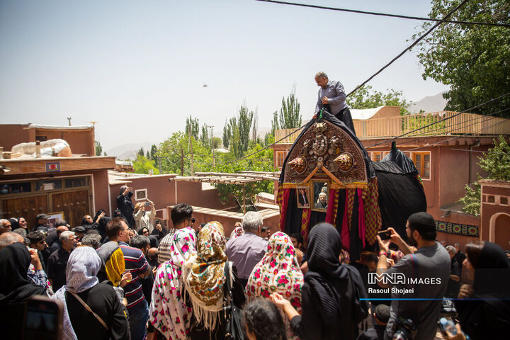 آیین نخل گردانی روز عاشورا در روستای تاریخی ابیانه