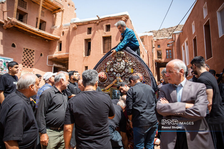 آیین نخل گردانی روز عاشورا در روستای تاریخی ابیانه