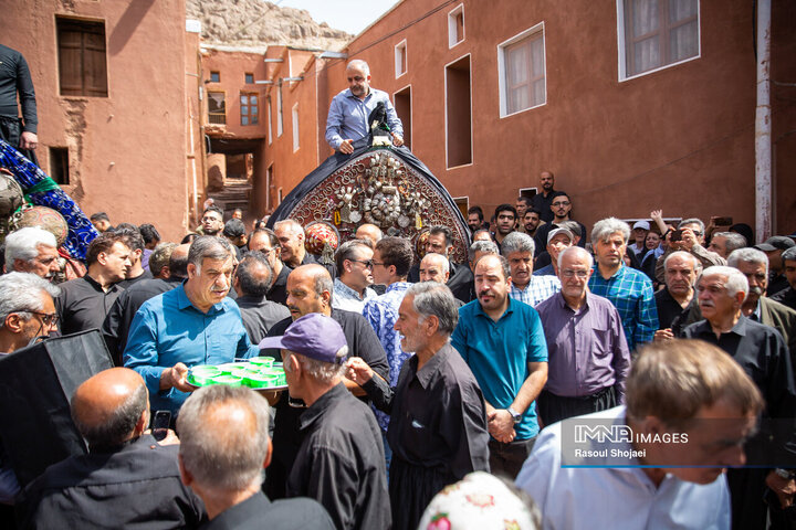 آیین نخل گردانی روز عاشورا در روستای تاریخی ابیانه