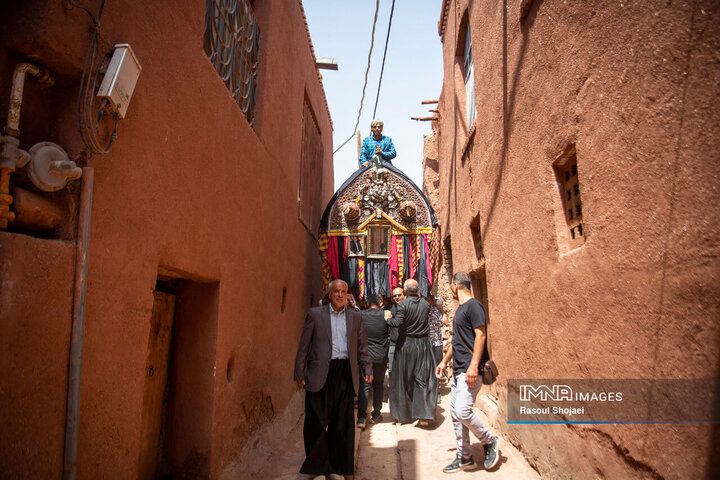 آیین نخل گردانی روز عاشورا در روستای تاریخی ابیانه
