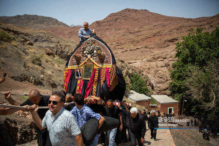آیین نخل گردانی روز عاشورا در روستای تاریخی ابیانه