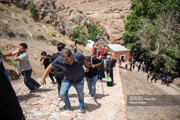 آیین نخل گردانی روز عاشورا در روستای تاریخی ابیانه