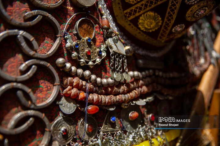 آیین نخل گردانی روز عاشورا در روستای تاریخی ابیانه