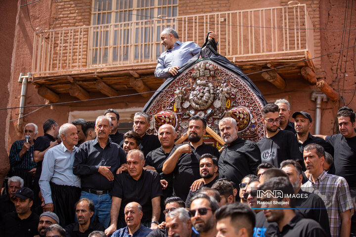 آیین نخل گردانی روز عاشورا در روستای تاریخی ابیانه