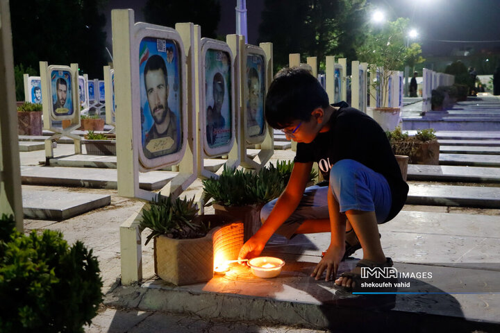 شام غریبان امام حسین(ع) در گلستان شهدای اصفهان