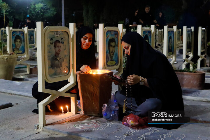 شام غریبان امام حسین(ع) در گلستان شهدای اصفهان