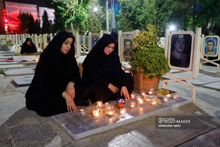 شام غریبان امام حسین(ع) در گلستان شهدای اصفهان