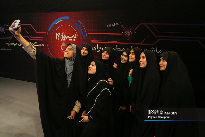 پشت صحنه برنامه تلویزیونی «آیین عشق‌بازی»