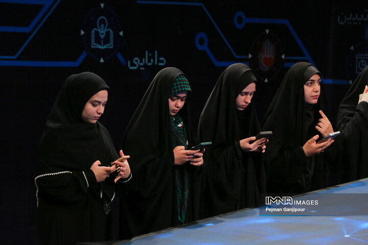 پشت صحنه برنامه تلویزیونی «آیین عشق‌بازی»