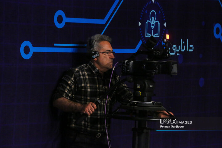 پشت صحنه برنامه تلویزیونی «آیین عشق‌بازی»