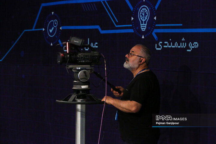 پشت صحنه برنامه تلویزیونی «آیین عشق‌بازی»