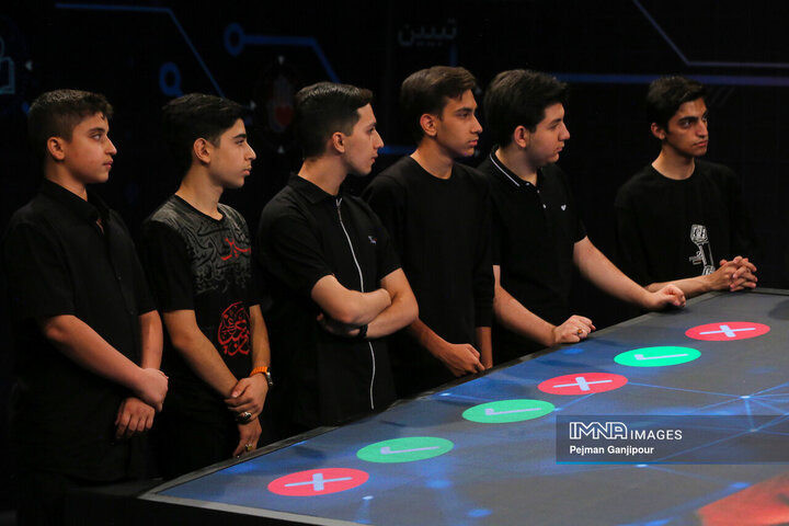 پشت صحنه برنامه تلویزیونی «آیین عشق‌بازی»