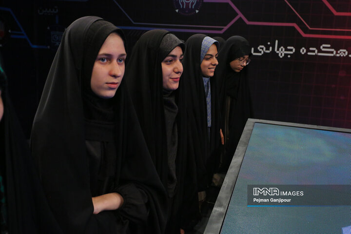 پشت صحنه برنامه تلویزیونی «آیین عشق‌بازی»