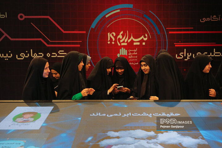 پشت صحنه برنامه تلویزیونی «آیین عشق‌بازی»