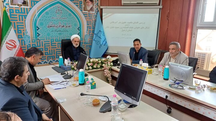 حقوقدانان در افشای چهره واقعی مدعیان دروغین حقوق بشر نقش جدی ایفا کنند