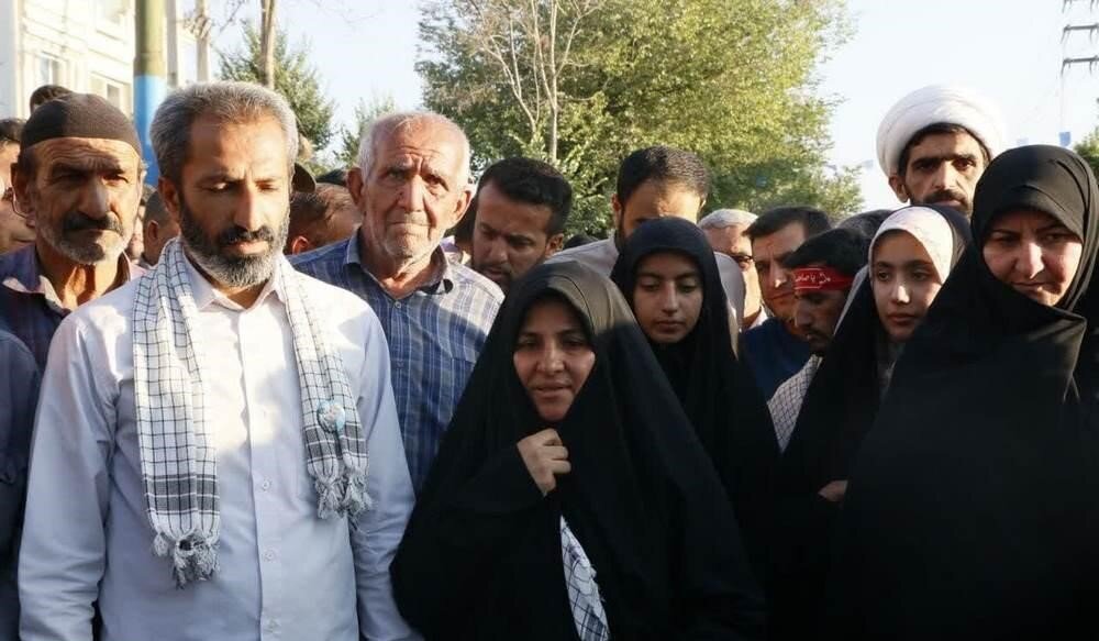 مادر شهید حسین اسحاقی: پسرم رفت تا ما بمانیم