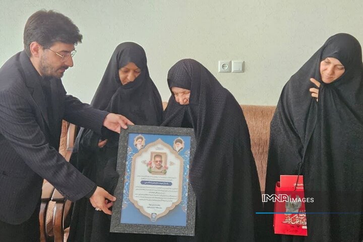 تداوم برنامه‌های دیدار با خانواده شهدا، پاسداشت مقام شامخ شهیدان است