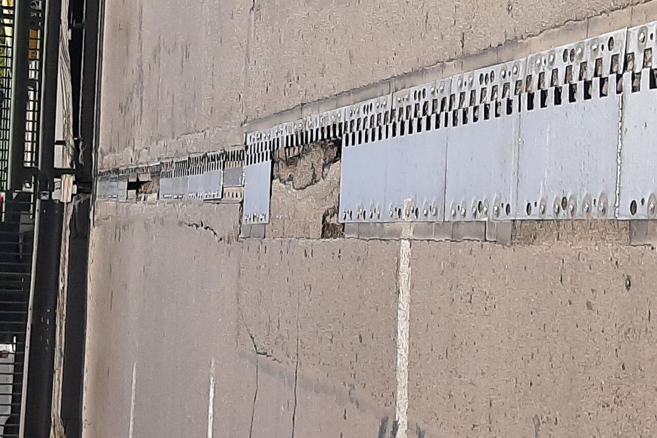 درزهای انبساطی عرضی لاین غربی پل وحید اصلاح شد