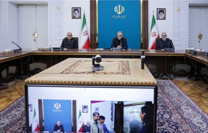 پزشکیان فاز نخست نیروگاه خورشیدی فولاد مبارکه اصفهان را افتتاح کرد