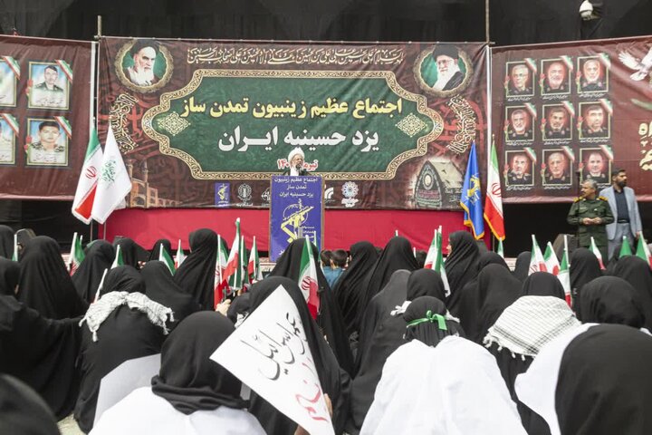 پرچم حضرت زینب(س) بر دوش ملت ایران است