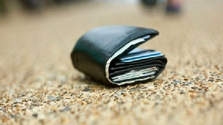 بازگرداندن کیف پول حاوی ۱۵۰۰ دلار در سرخس به صاحب آن