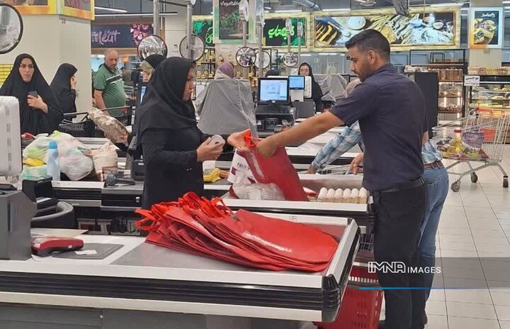 آموزش و مشارکت کلید حذف نایلون از زندگی شهری است/ منطقه ۱۰ پیشگام ترویج مصرف پایدار