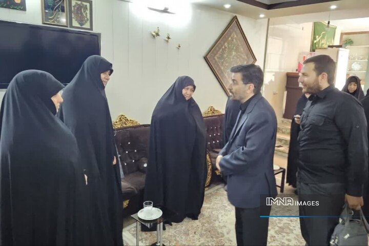 دیدار مدیر منطقه ۱۰ اصفهان با خانواده پاسدار شهید محمدحسن صدری