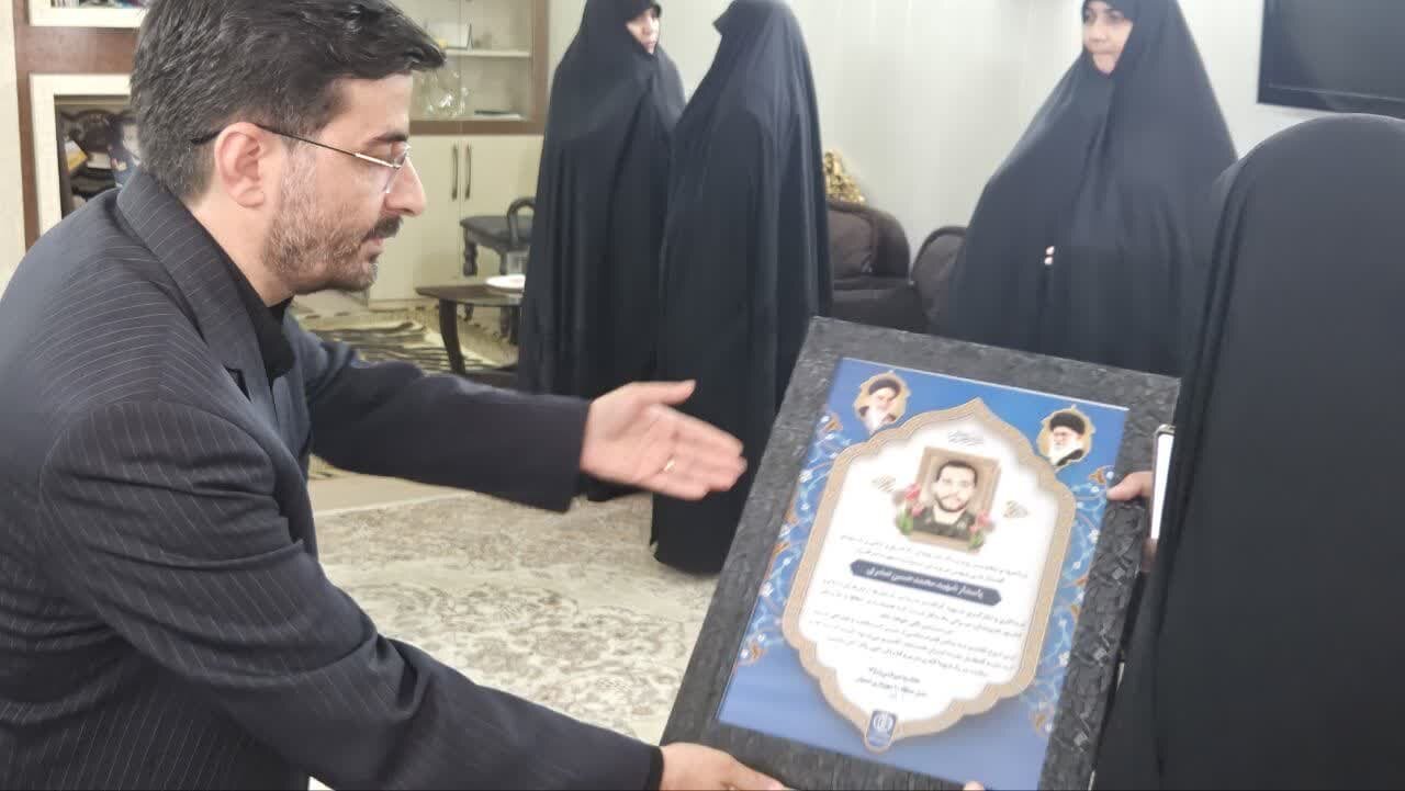 دیدار مدیر منطقه ۱۰ اصفهان با خانواده پاسدار شهید محمدحسن صدری
