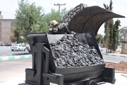 تندیس «مرد معدنچی» در شهر کرمان جای گرفت