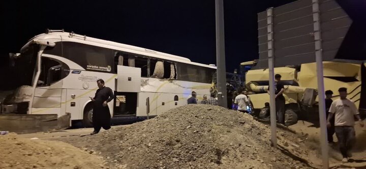 برخورد کمباین و اتوبوس در جاده اراک به توره ۷ مصدوم برجای گذاشت