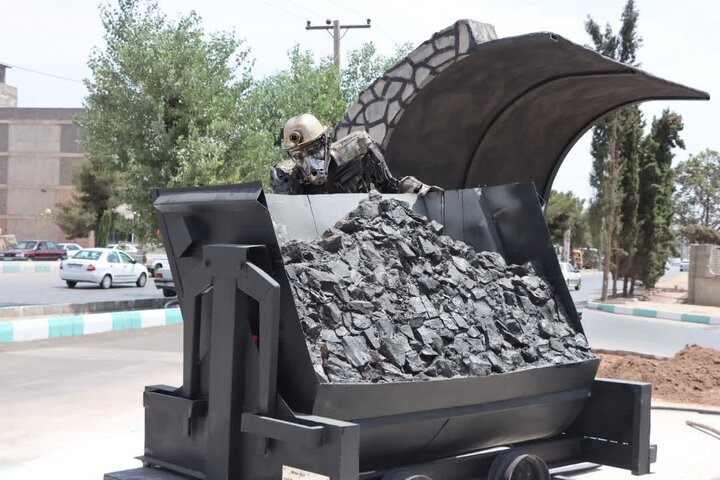 تندیس «مرد معدنچی» در شهر کرمان جای گرفت