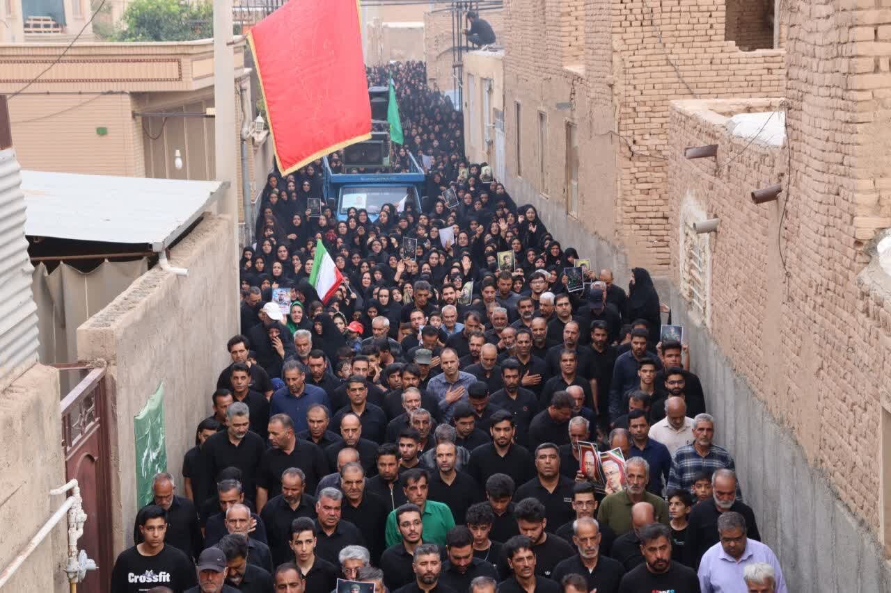 شکوه حضور مردم کویرات آران و بیدگل در مراسم تشییع شهید محمد خشاپور + عکس